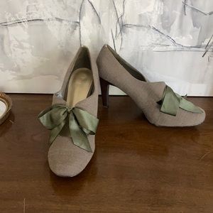Ann Marino Grey Heels with Bow | Size 9.5